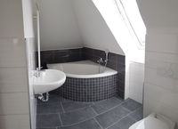 fertige geflieste Eckbadewanne…